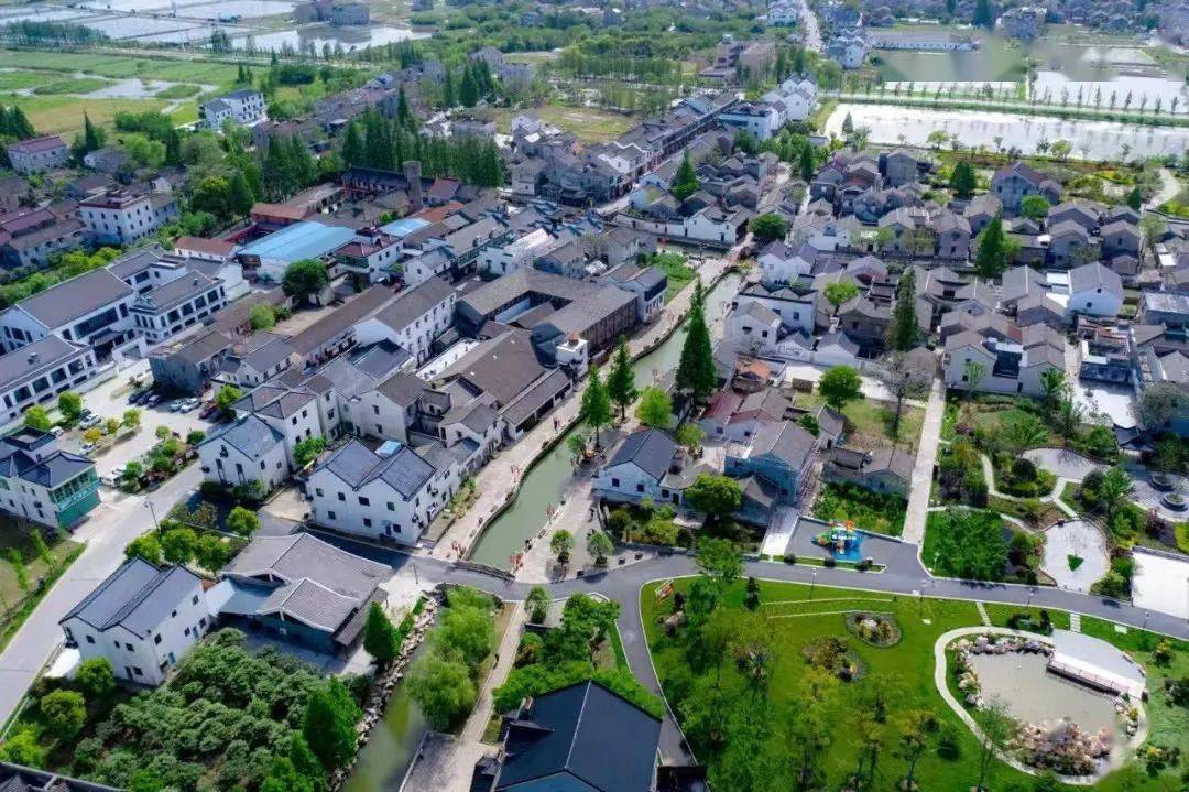 在嘉兴普光村,960平方米的文化礼堂不仅可以满足大型会议,文体活动的