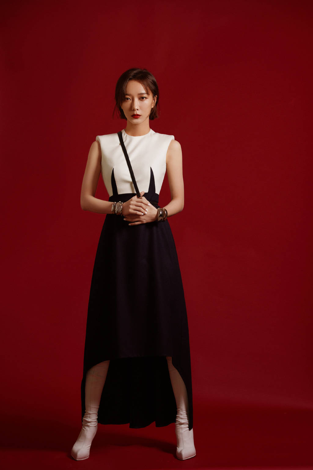 颜色 想把连衣裙穿出帅气的感觉，可以像王珞丹学习，大方好看又A又飒