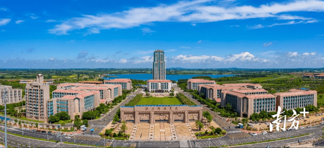 湛江科技学院校道旁的钟楼高高耸立,犹如一位老者迎来送往一批又一批