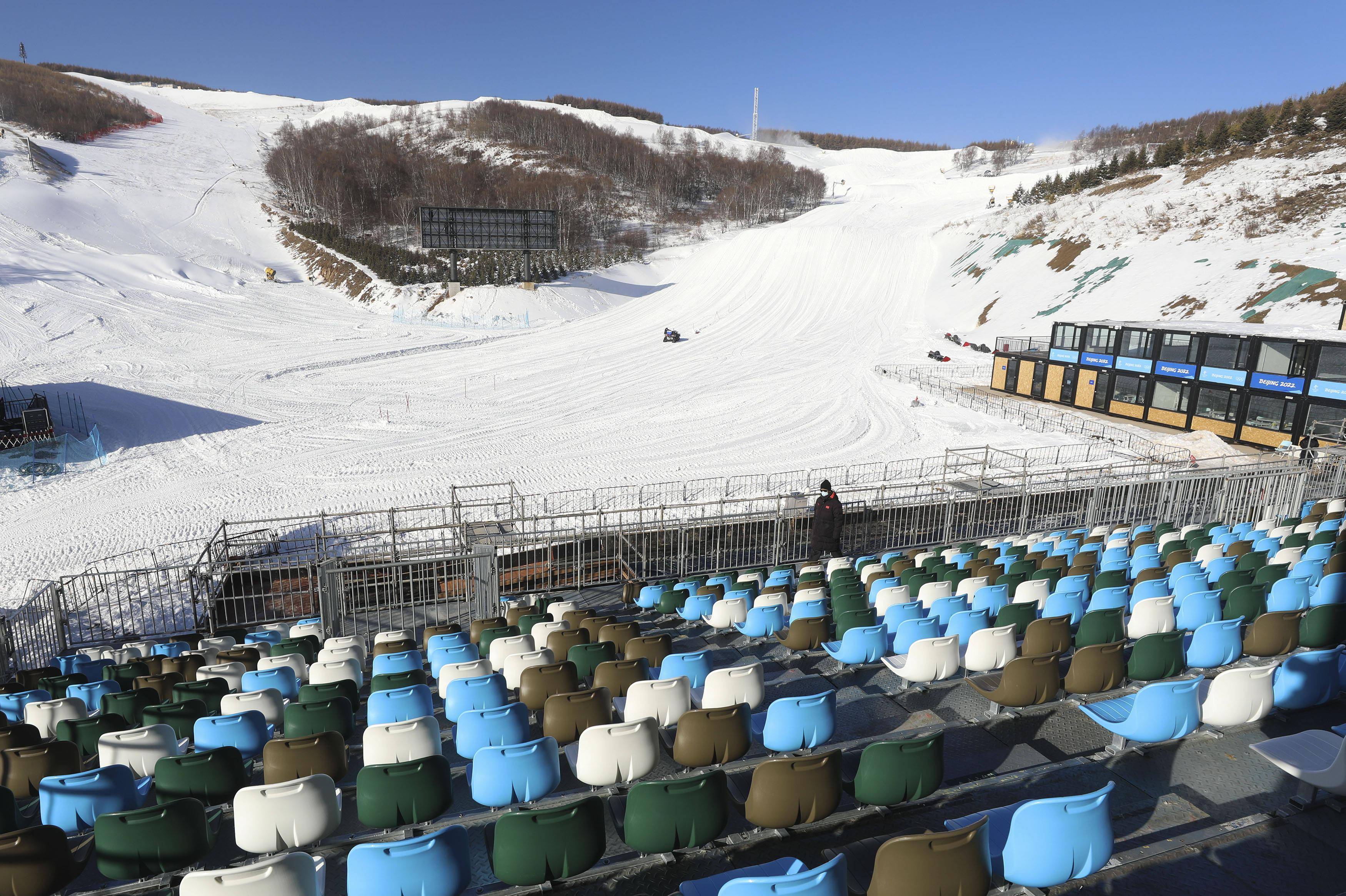 河北张家口:云顶滑雪公园赛道塑型忙_进行