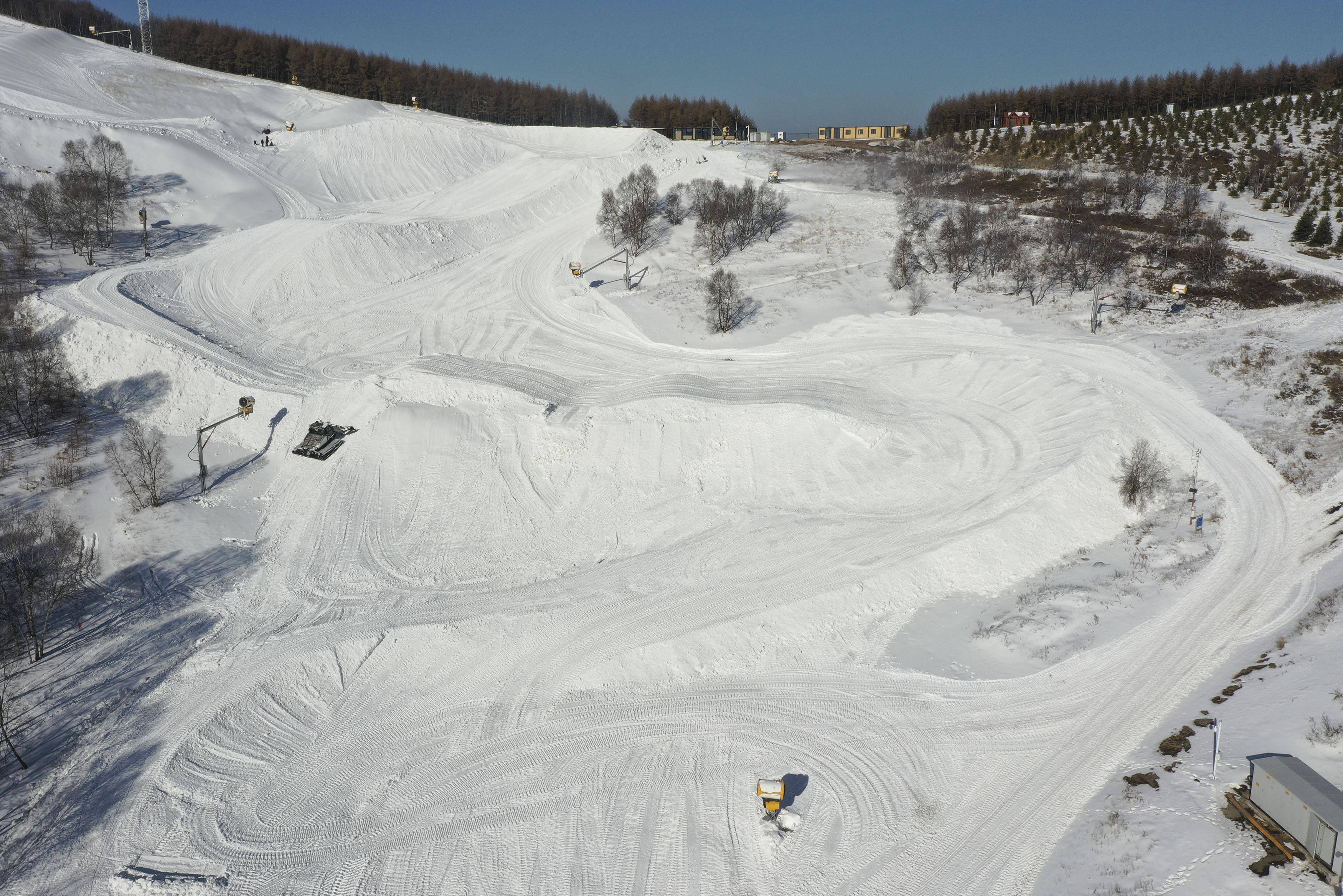 河北张家口:云顶滑雪公园赛道塑型忙_进行