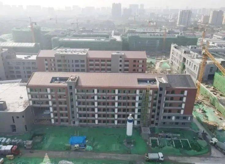 潍坊北辰中学 潍坊北辰中学紧邻潍坊北站,东临丰华路,南至运河东街