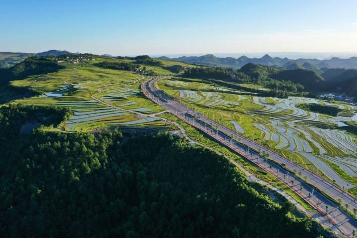 在龙里县交通局,一张龙里县行政区划图吸引了记者的注意,龙里县交通