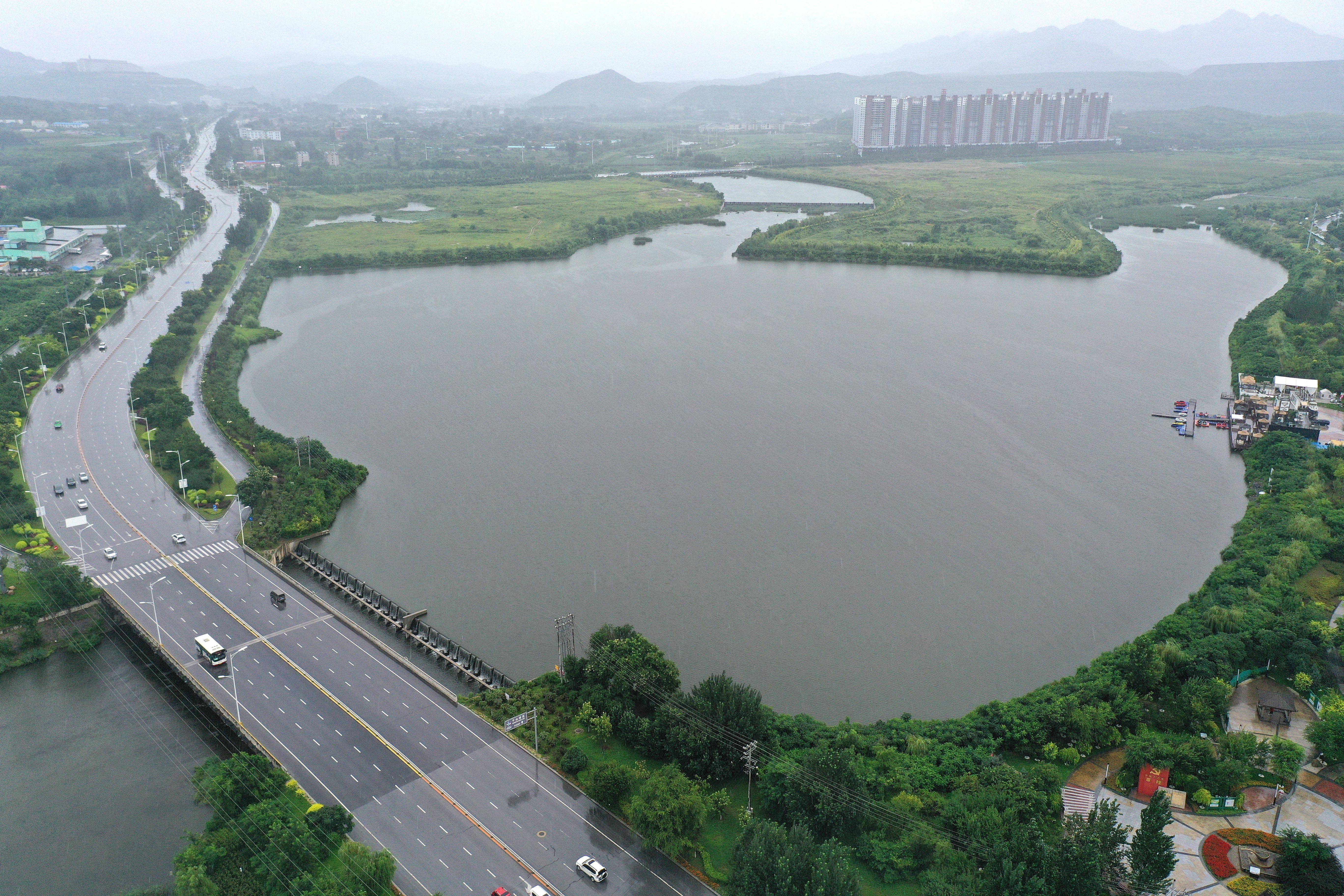 这是辽宁省鞍山市高新区火炬广场前的南沙河水域(8月20日摄,无人机