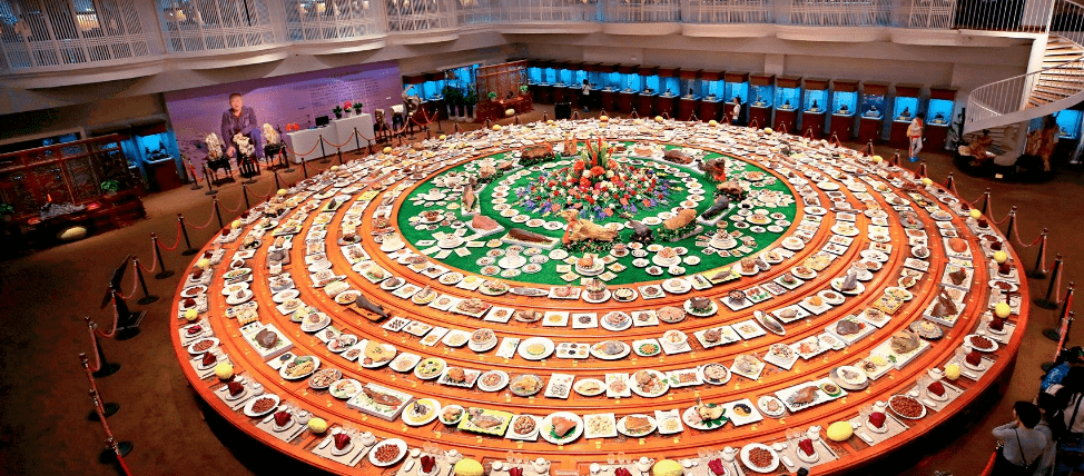 介绍的这桌菜包含108种菜,分三天才能吃完最丰盛的宴席,叫"满汉全席"