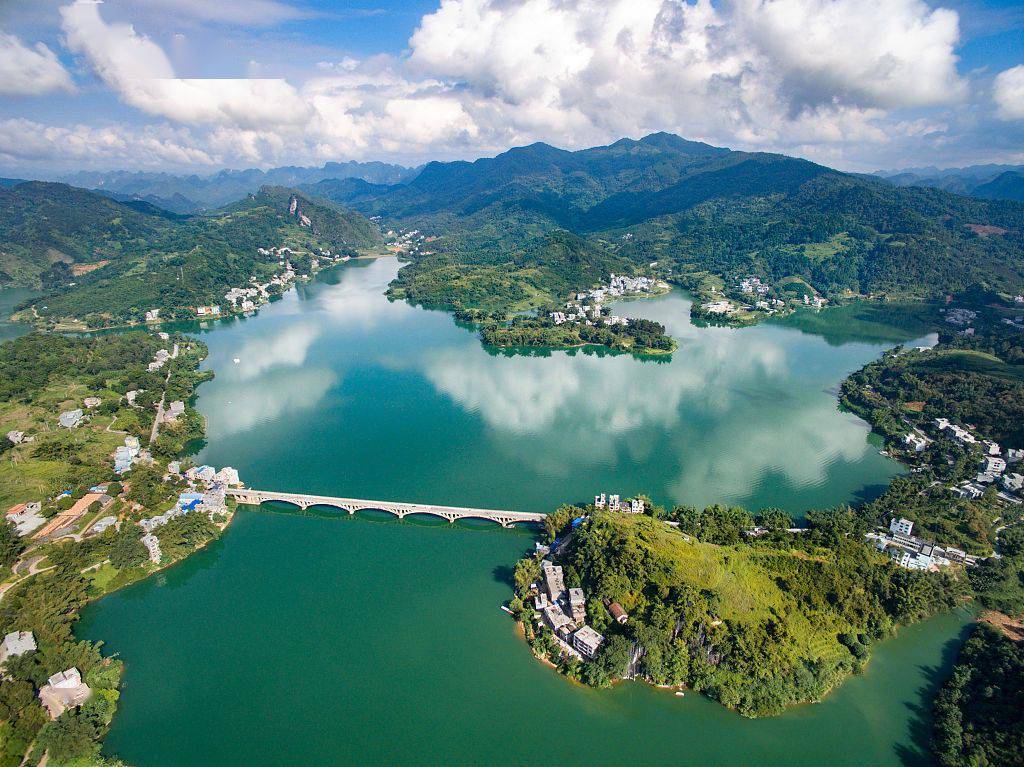 赐福湖位于巴马境内赐福村,距县城8公里,是盘阳河段因岩滩电站蓄水后