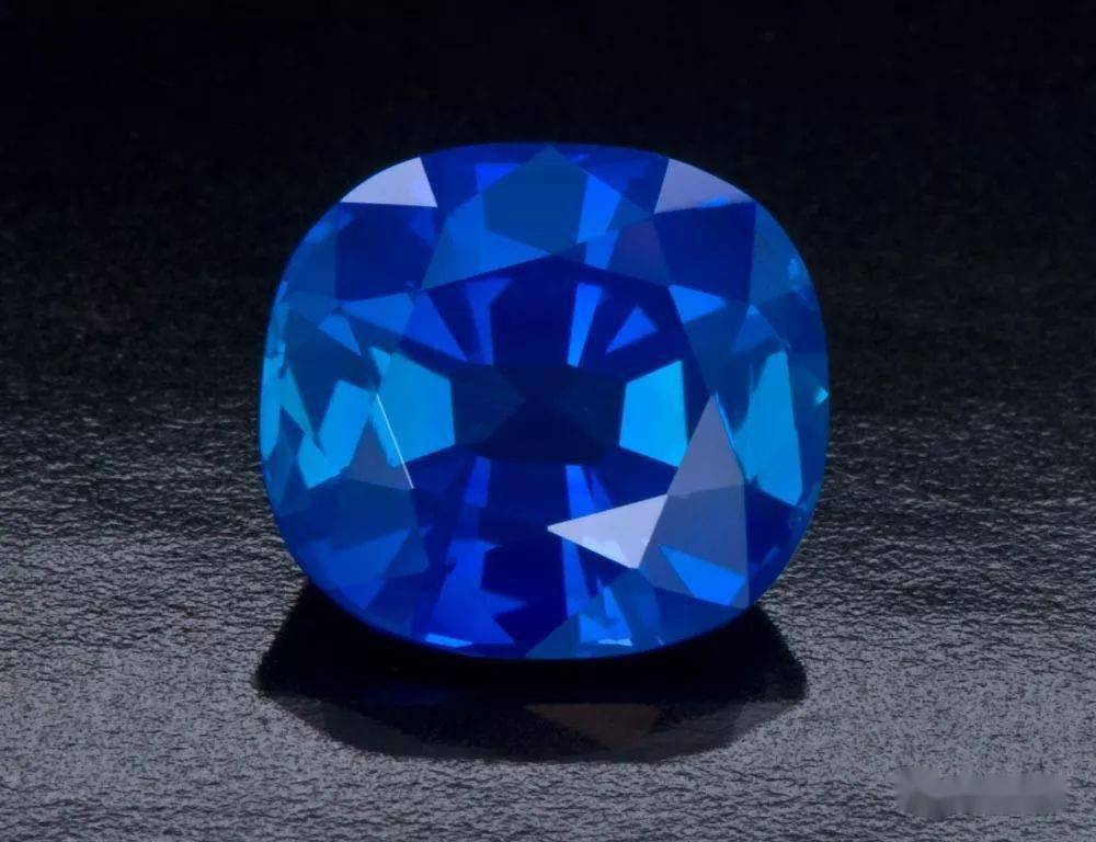 蓝宝石作为世界五大宝石之一,其珍贵程度仅次于钻石和红宝石.