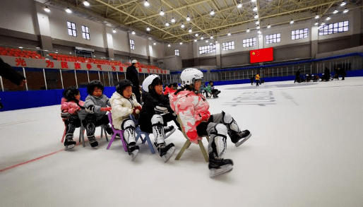 迎接冬奥会:烟台小学生冰上运动乐翻天