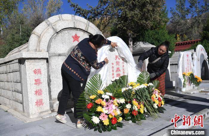 图为9月30日,在西藏自治区拉萨市烈士陵园,干部群众向革命烈士纪念碑