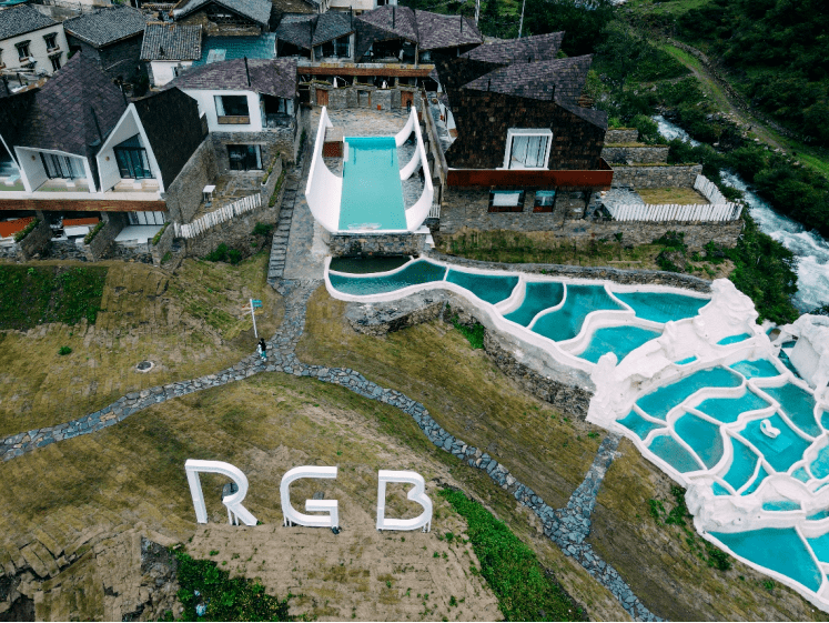 想法之后,我就开始到处找场地,最终选在了位于川西康定的雅拉乡中谷村