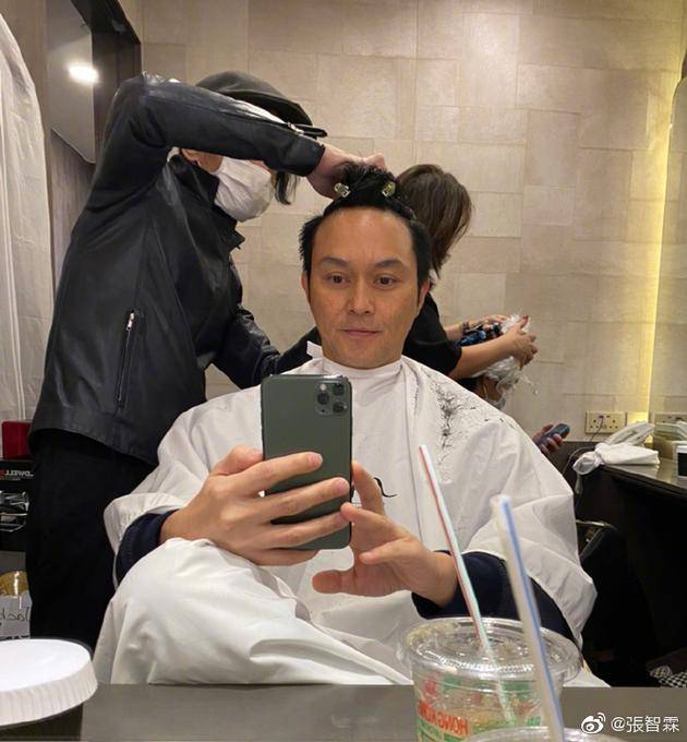 张智霖理发时自拍心情好 翘二郎腿悠然自在