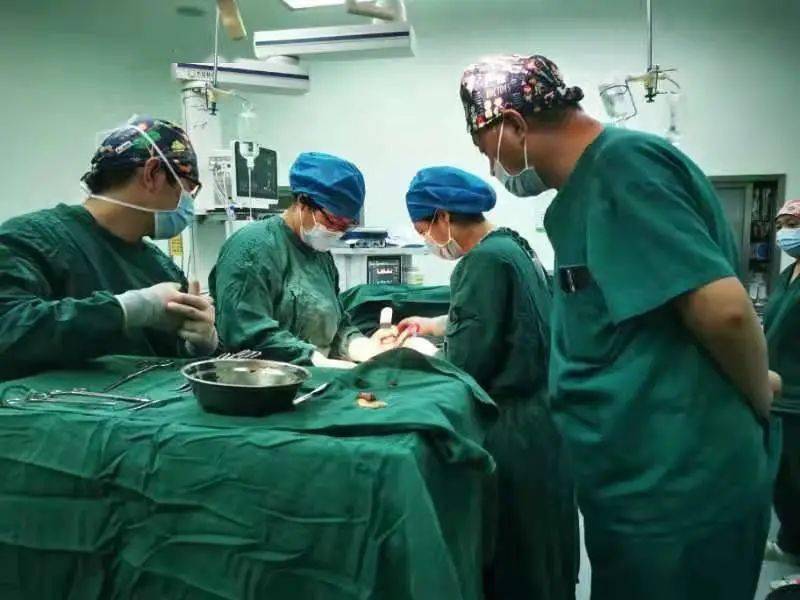 我院妇产科完成首例腹腔镜辅助下阴式全子宫切除术(lavh),手术过程