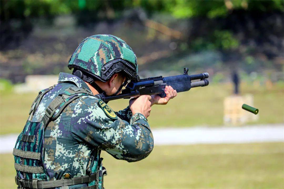 武警官兵进行霰弹枪对不动目标射击