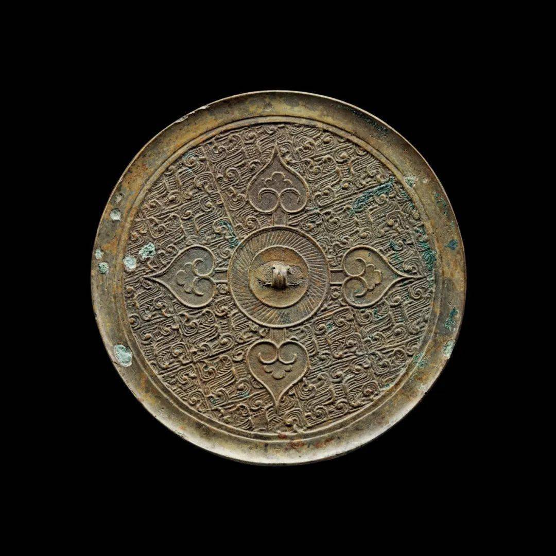 加上古代文献记载的缺失,战国铜镜的存世数量和研究工作,与它在中国