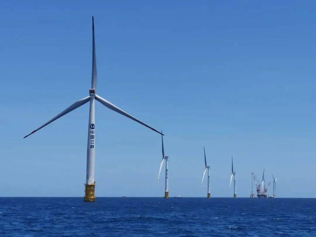 全球首台抗台风型漂浮式海上风电机组成功并网发电