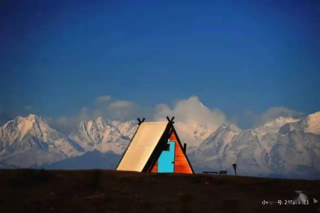 夜晚住在山上,和三五好友一起,看繁星满天,运气好还会有流星滑落.