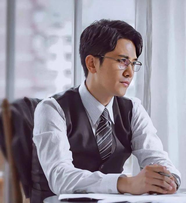 10位戴眼镜显斯文败类的男明星:陈伟霆气质佳,彭冠英演技绝