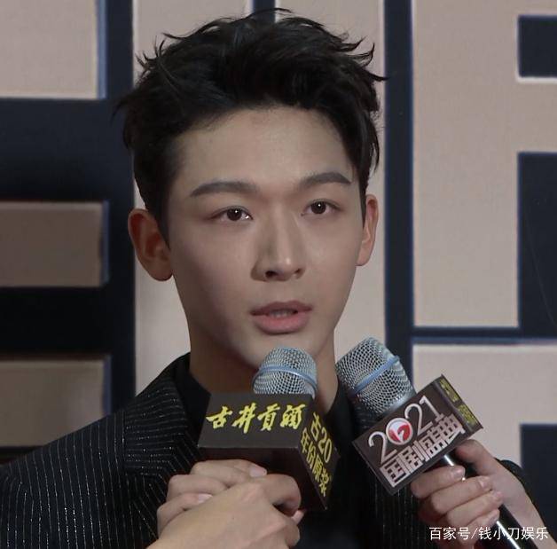 而且张晚意拒绝了一次之后,男主持居然还执着地要求人家表演,真的是没