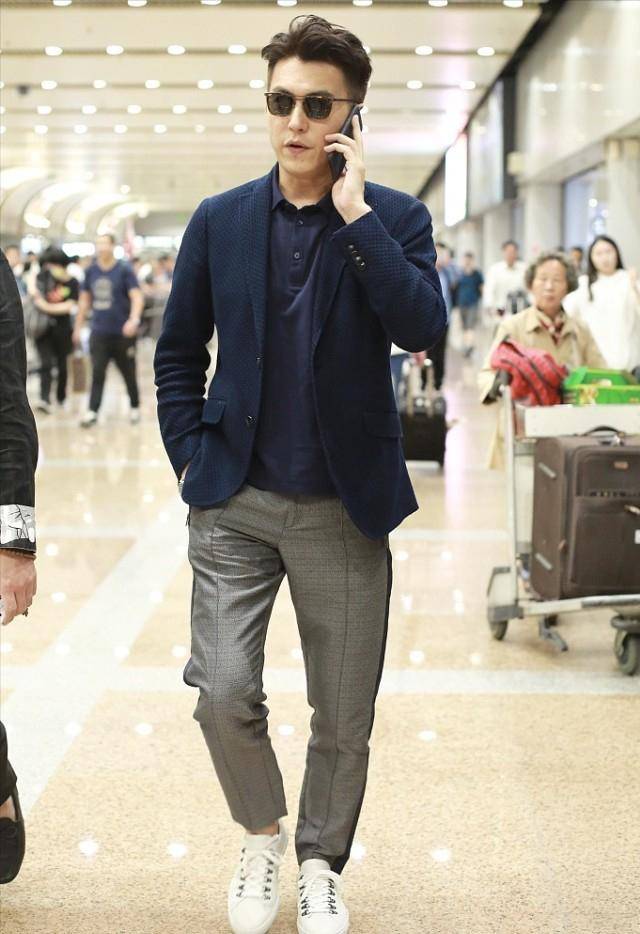 靳东新剧成"千年老二,但穿深色服装仍有成熟魅力,还是很绅士,靳东的