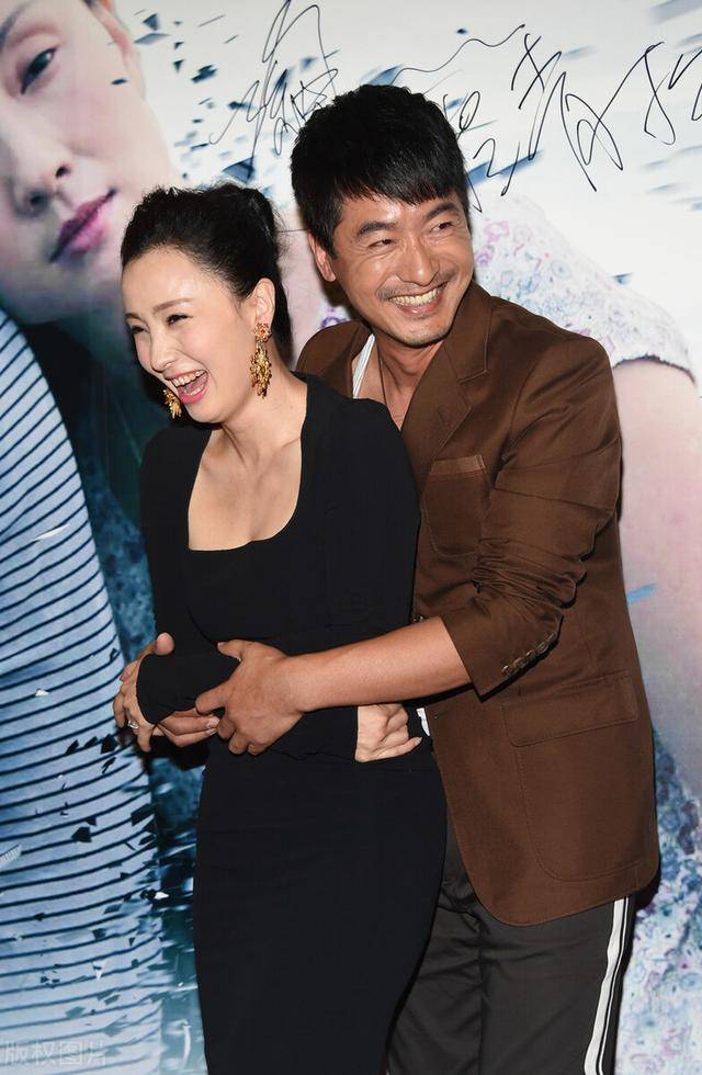在电影《忘了去懂你》中,陶虹与郭晓彤饰演了一对夫妻,当时宣传新片的