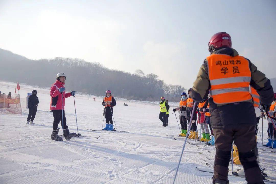 鸣山绿洲滑雪场吉林市雾凇观赏带位于吉林市吉丰东路阿什附近,这里是