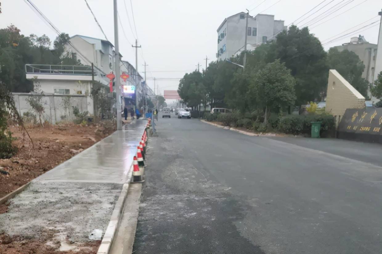 12月15日,在汉川市马鞍乡马鞍大道及复兴路道路改造现场,地面硬化和刷