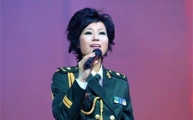 她上春晚走红,被称为毛阿敏的接班人,高烧开完演唱会后不幸去世_发展