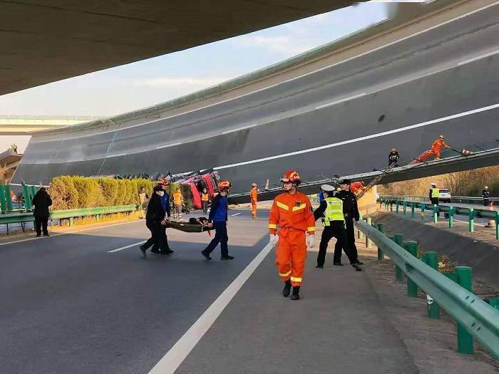 湖北一高速公路桥面发生侧翻事故