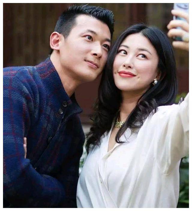 不过唯一不变的,就是她的美丽.从画面来看,朱珠的老公王昀佳笑