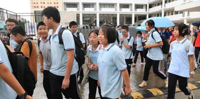9月6日中午12时,舟山市普陀区沈家门第一初级中学的学生停课放学,学生