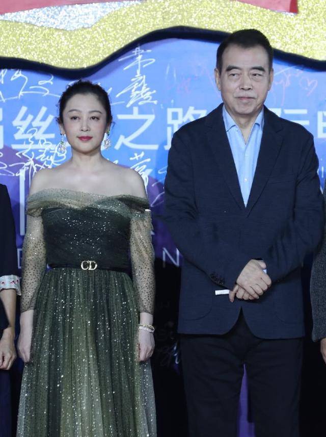 而这部电影的总导演陈凯歌罕见的带着妻子陈红亮相,现场记者分享了拍