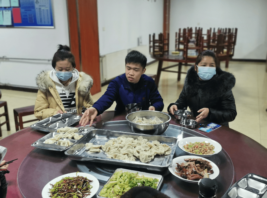 消防员郑传旭夹起了一个白菜馅儿的饺子,这个饺子有着特殊的意味