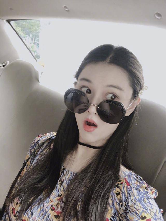 张馨予何捷热吻庆结婚一周年,结婚证曝光婴儿车注目