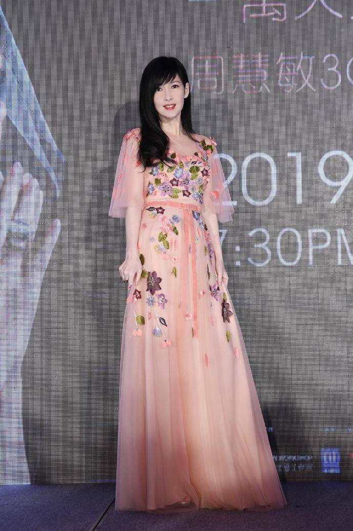 51岁周慧敏近照太美了!网友:说20都信_少女_照片_运动