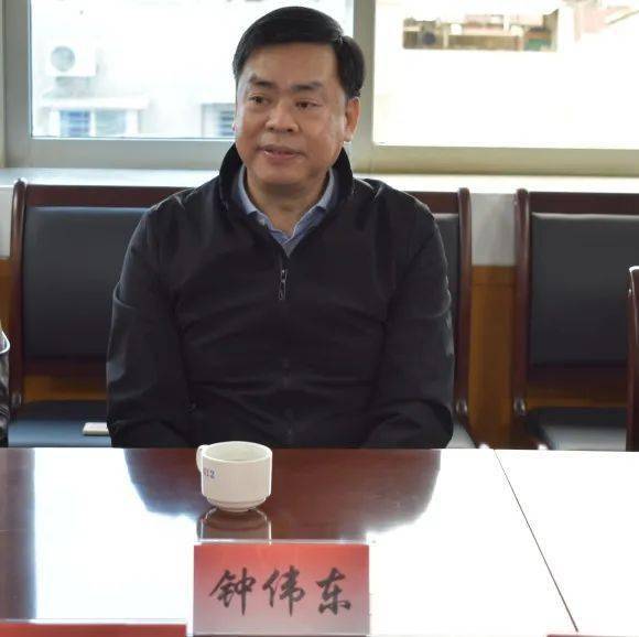 钟伟东局长代表局党组对退休干部活动中心揭牌并投入使用表示祝贺