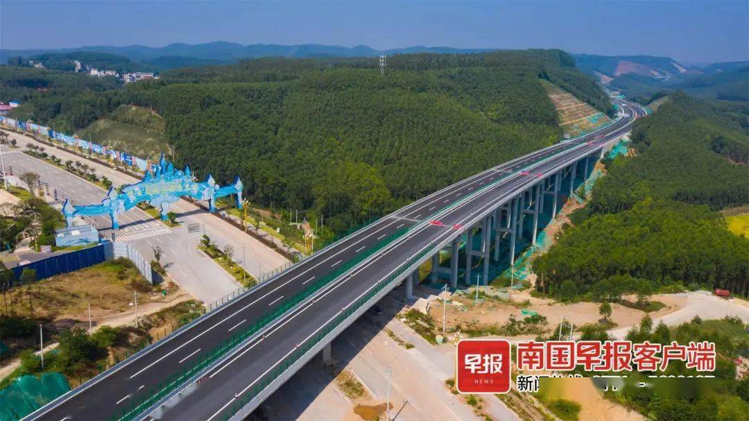 广西新发展交通集团供图除了吴隆高速公路,贺州至巴马高速公路(蒙山