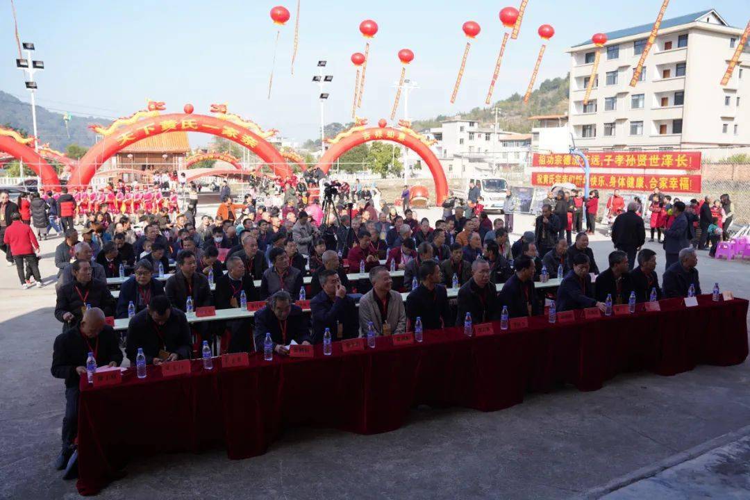 会议现场(黄坤华 摄)诏安秀篆黄金笔,黄日富被聘为顾问全国劳模,平和