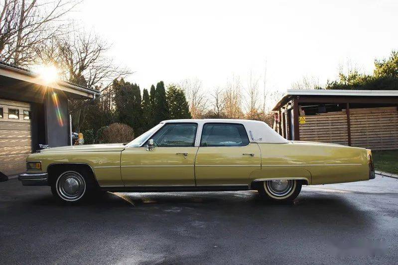 猫王艾维斯·普里斯莱生前的爱车"之一"的1975 cadillac fleetwood