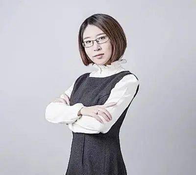 主持《新闻午间道》《新闻周刊》《新闻时刻》等多档新闻节目,主持