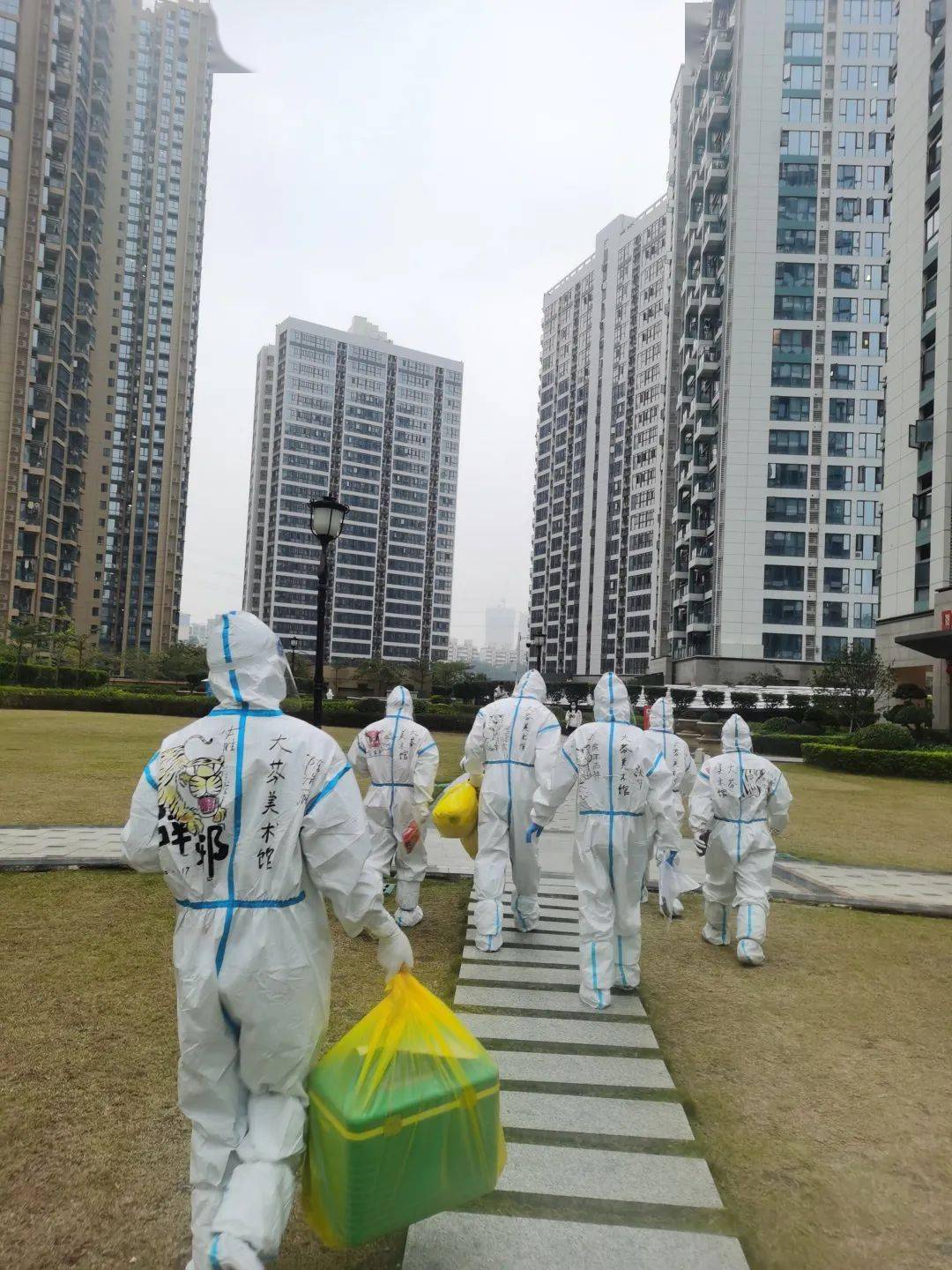 艺术抗疫虎年特别版防护服超萌深圳大芬美术馆巧手装点防疫一线