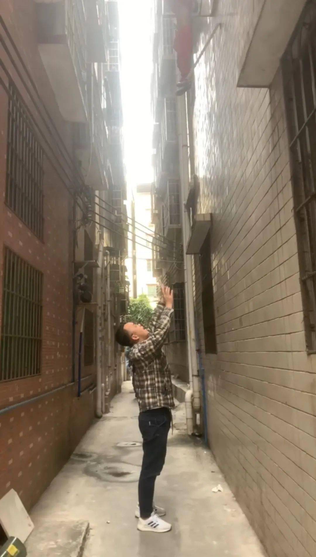 广东女童头部被卡四楼,整个人吊在阳台…_谢天煜_高伟龙_珠吉街道
