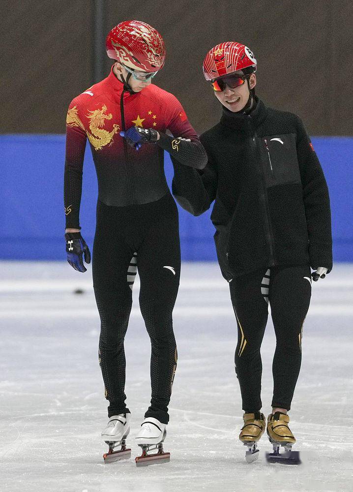 图为平昌冬奥会冠军武大靖(左)与林孝俊在进行