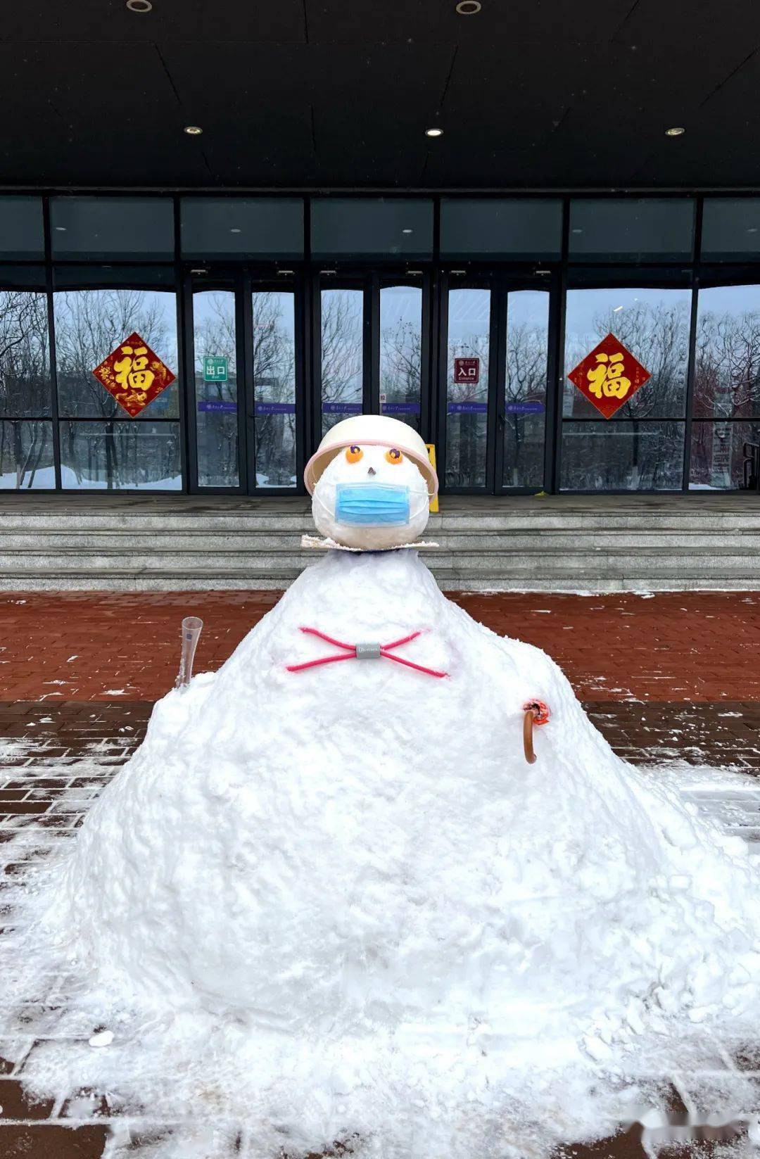 为雪人带上了防疫口罩一枝一叶装点出形态各异的小可爱师生们慧心巧思