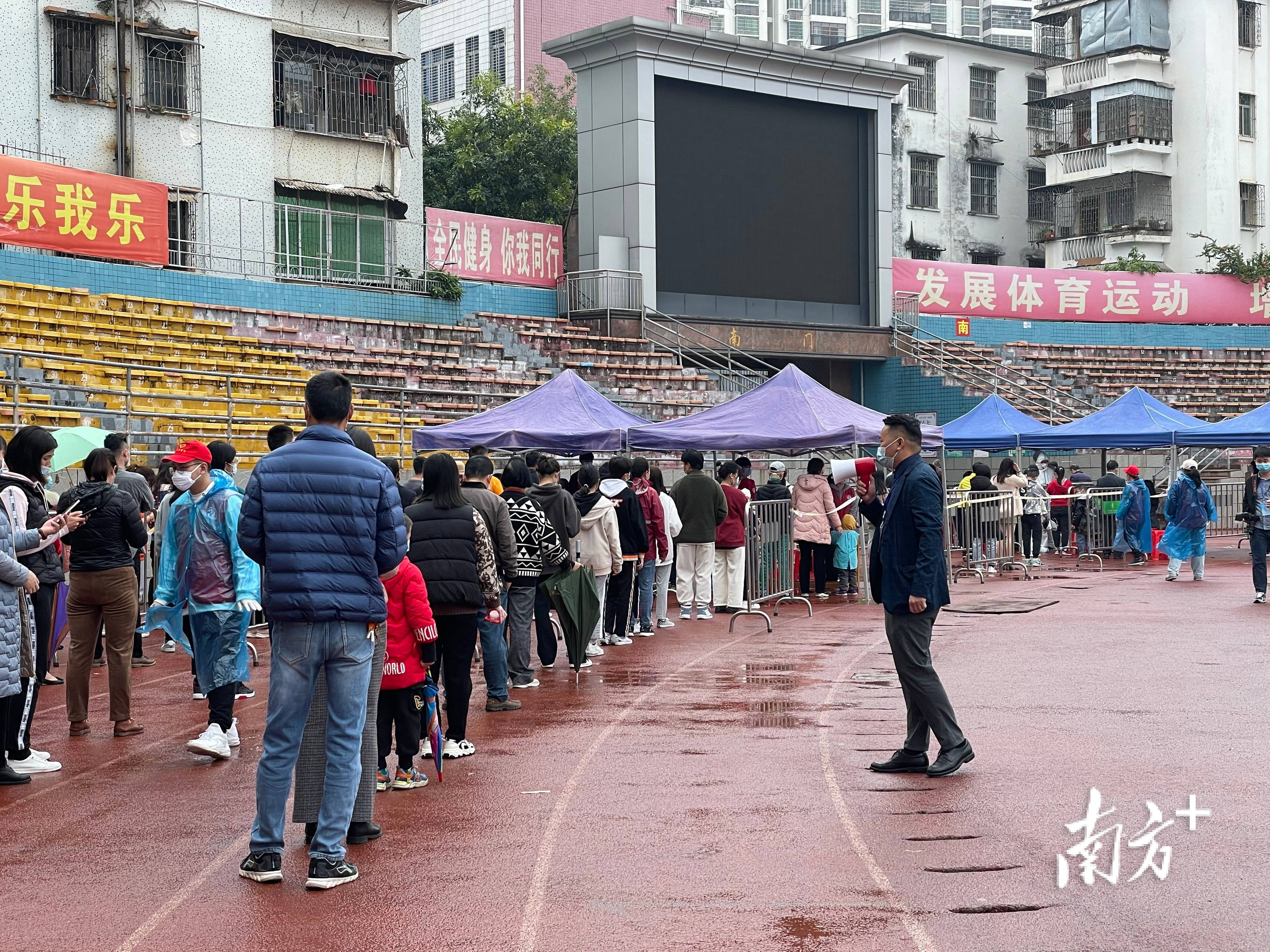 该采样点负责人温楚辉告诉记者,为防止雨天秩序混乱,今天安排了较多的