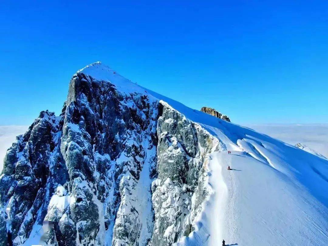 石卡雪山山顶多了一层"奶霜"迪庆日报社供图下面和小布一起看看云南的