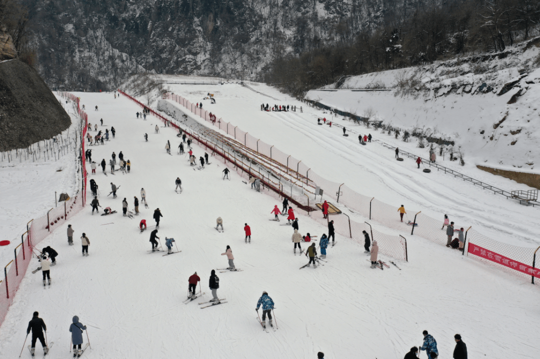 红红火火迎春节 太白山下过大年_游客_滑雪场_节日