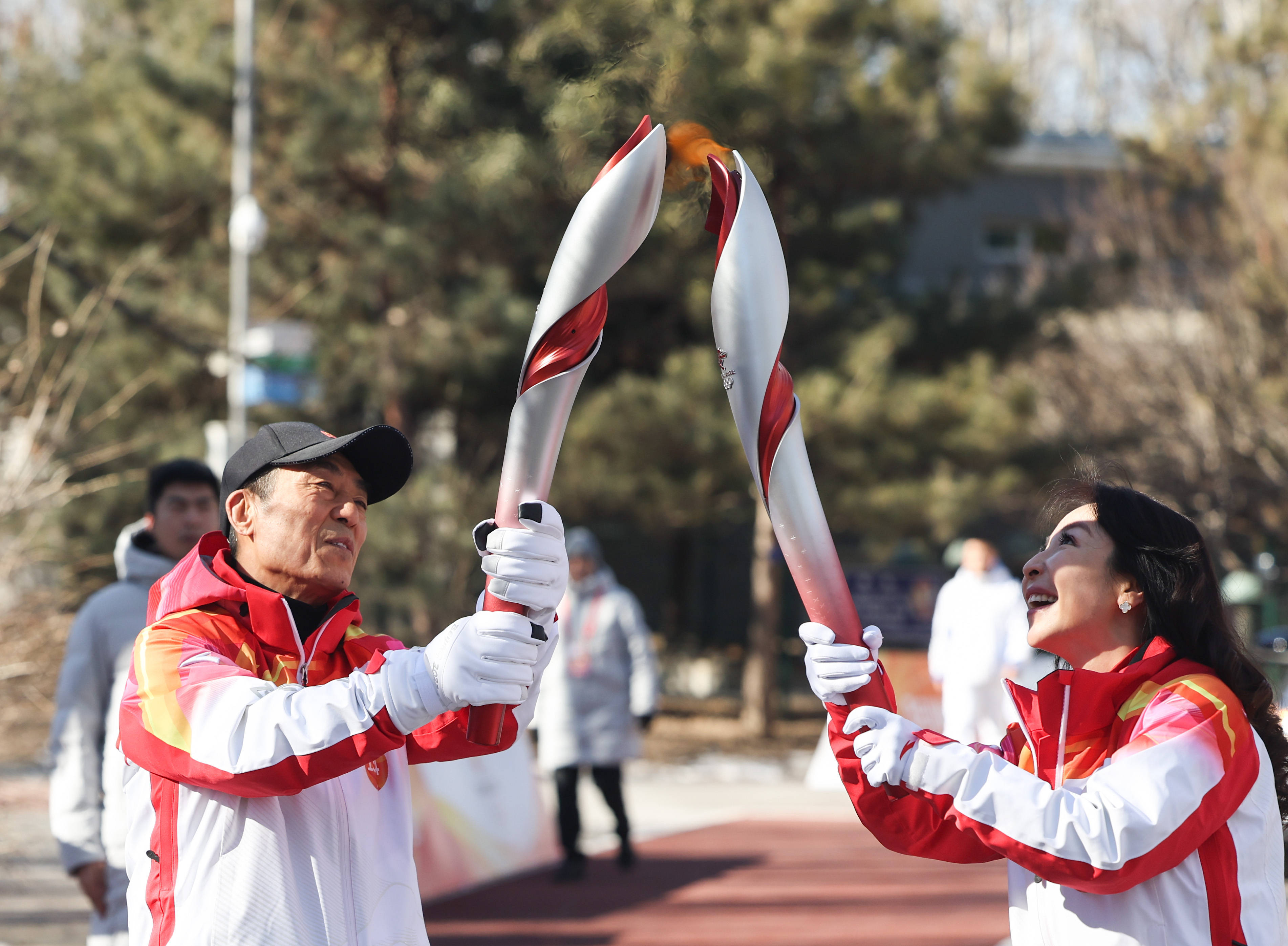 北京冬奥会火炬在奥森公园传递