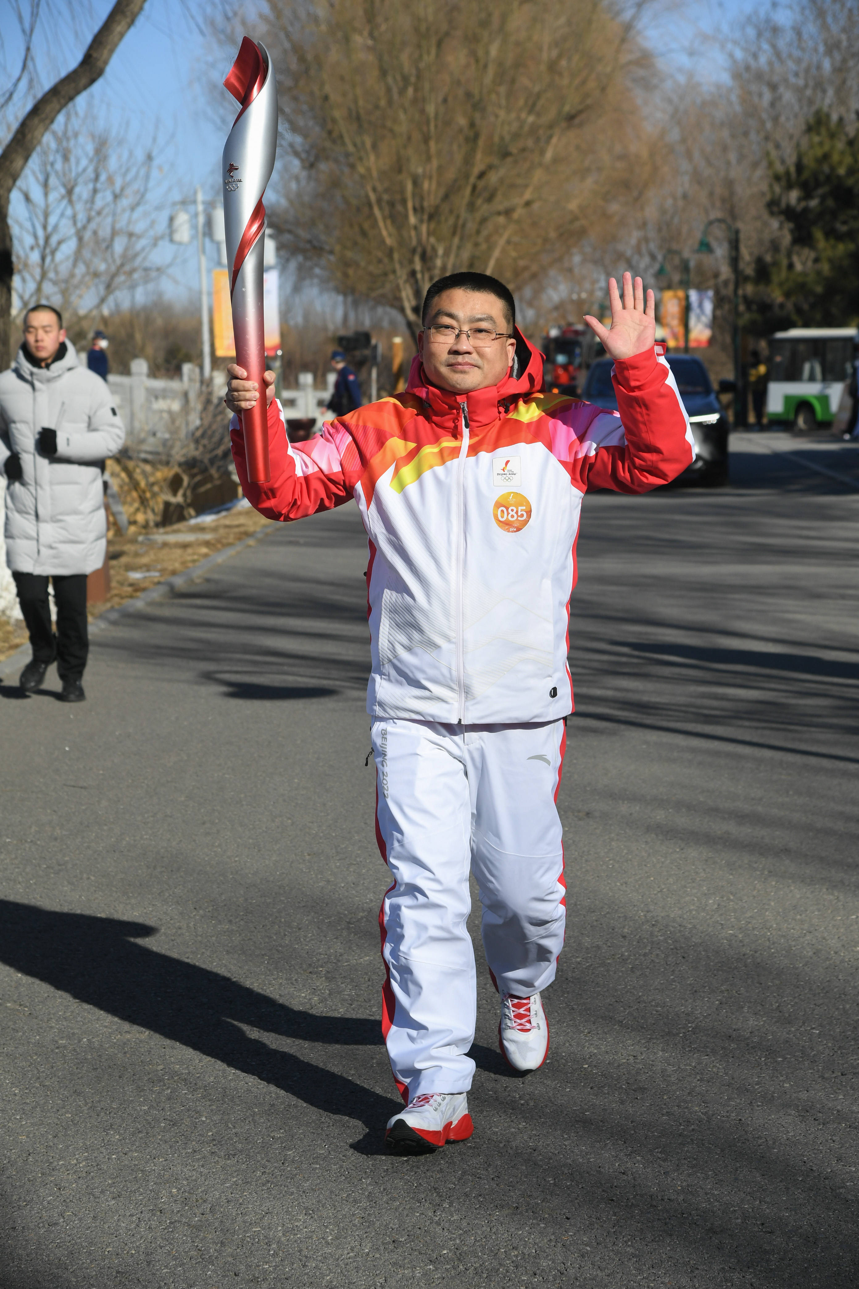 2月4日,火炬手胡刚在火炬传递中.2月4日,火炬手李达在火炬传递中.