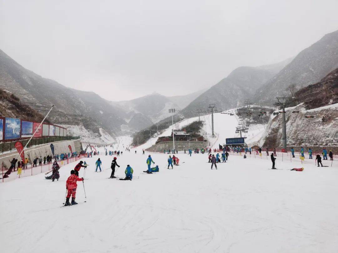 北京冬奥会首日凤凰岭滑雪场滑雪火热