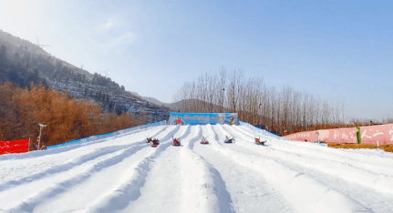 临沭县夹谷山滑雪场春节期间开设滑雪学校,让游客沉浸式体验学习滑雪